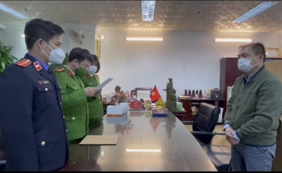 Để thu lợi nhuận bất chính và chi tiền ngoài hợp đồng, Phan Quốc Việt và các đối tượng của Công ty Việt Á đã nâng khống giá thiết bị, chi phí nguyên vật liệu đầu vào đưa vào thuyết minh cơ cấu giá xác định giá bán là 470.000 đồng/Kít; thỏa thuận và chi tiền % hợp đồng cho lãnh đạo Bệnh viện, CDC các tỉnh, thành phố trong quá trình cung cấp sản phẩm. Minh chứng điển hình, Việt Á bán Kit xét nghiệm COVID cho CDC Hải Dương thông qua 5 hợp đồng với tổng giá trị 151 tỷ đồng, Phan Quốc Việt đã chi tiền % ngoài hợp đồng cho Phạm Duy Tuyến, Giám đốc CDC Hải Dương số tiền gần 30 tỷ đồng.