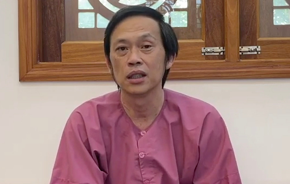 Nghệ sĩ Hoài Linh dính lùm xùm từ thiện vào cuối tháng 5/2021 khi trên mạng xã hội xuất hiện thông tin tố cáo ông “ngâm” hơn 13 tỷ đồng hỗ trợ miền Trung. Nam nghệ sĩ đã đăng tải một đoạn clip thừa nhận thiếu sót và có sự chậm trễ trong vấn đề giải ngân số tiền do các nhà hảo tâm quyên góp cứu trợ đồng bào miền Trung gặp lũ lụt vào tháng 10/2020. 