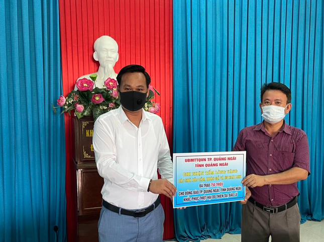 Sau đó, Hoài Linh đã nhờ ê-kíp đến các tỉnh, thành miền Trung bị thiên tai từ năm ngoái, giải ngân hết số tiền 15,2 tỷ đồng.