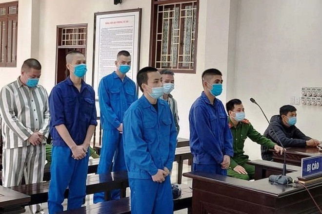 Trước đó, ngày 29/10/2020, Cơ quan điều tra VKSND tối cao đã khởi tố bị can và thi hành lệnh bắt bị can để tạm giam đối với Nguyễn Bằng Giang, nguyên Phó Trưởng Công an xã và Hoàng Hồng Hạnh, nguyên Đội trưởng Đội Thi hành án hình sự và Hỗ trợ tư pháp Công an huyện Vũ Thư, tỉnh Thái Bình để điều tra làm rõ sai phạm liên quan đến vụ án Cố ý gây thương tích liên quan Bùi Mạnh Tiến (Tiến "trắng") con nuôi của Đường “Nhuệ”.