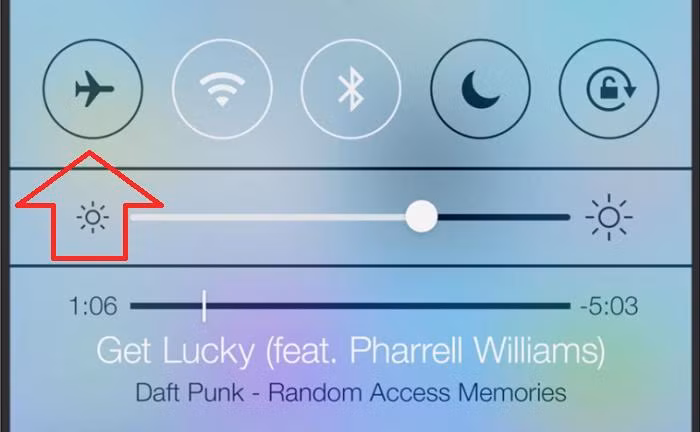 Không bật chế độ máy bay khi không gắn SIM hoặc đi vào những vùng sóng yếu. Trong những trường hợp này, nếu để iPhone hoạt động bình thường sẽ rất có hại. iPhone sẽ phải sử dụng nhiều năng lượng để tăng cường kết nối, điều này khiến dung lượng pin trên thiết bị mau cạn kiệt. Ảnh: Congnghe5giay.