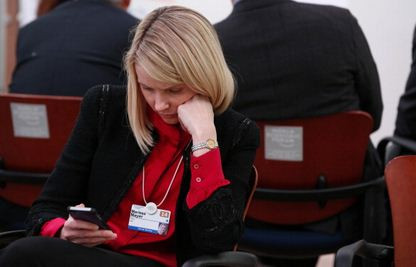 Marissa Mayer - nữ CEO của Yahoo - có vẻ ưa chuộng dòng điện thoại của Microsoft. Ảnh: Tengrinews.