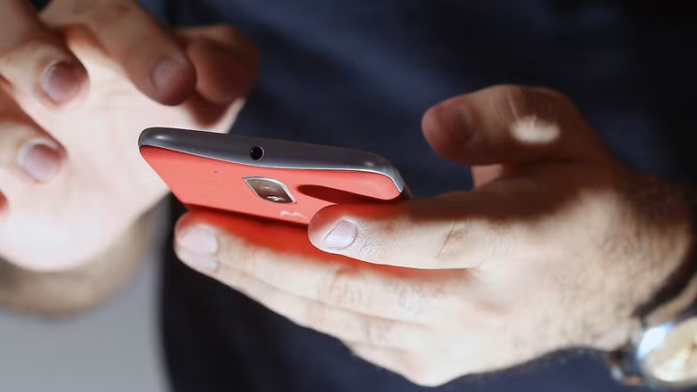 Sự trở lại của điện thoại Moto G4 và G4 Plus, bao gồm màu xanh đậm, màu tím sẫm, đỏ, hồng, màu xanh bạc hà, trắng, đen... cũng tạo nên một loạt màu sắc đa dạng cho người dùng lựa chọn. Nguồn ảnh: Androidpit.