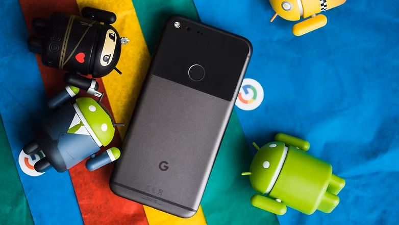 Sản phẩm của Google Pixel cũng có nhiều phiên bản màu sắc phong phú. So với năm 2016, các sản phẩm màu đen bóng được săn mua nhiều thì sang năm 2017, màu đen xám dự kiến sẽ hot hơn.