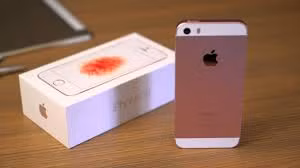 Một trong những smartphone giảm giá mạnh trong tháng 12 đó là iPhone SE. Theo thông tin mới nhất, iPhone SE vừa được chính thức điều chỉnh giảm giá 2 triệu đồng tại Việt Nam. Từ ngày 1/12, thiết bị này sẽ có giá bán 8,99 triệu cho bản 16 GB và 11,99 triệu cho bản 64 GB. Ảnh: Trangcongnghe.