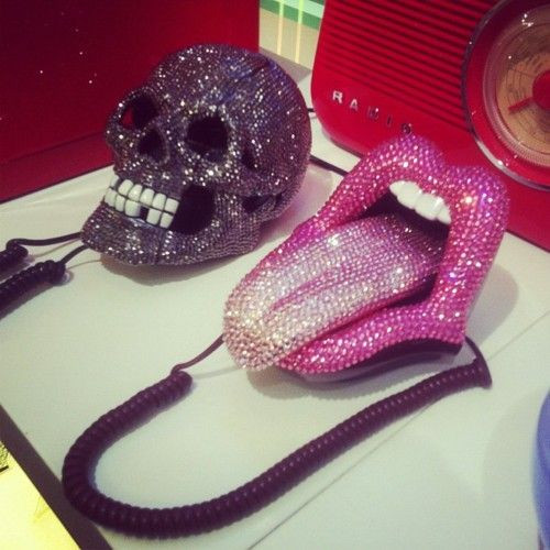 Những chiếc điện thoại độc nhất với hình thù khá lạ mắt như đầu lâu, miệng há...