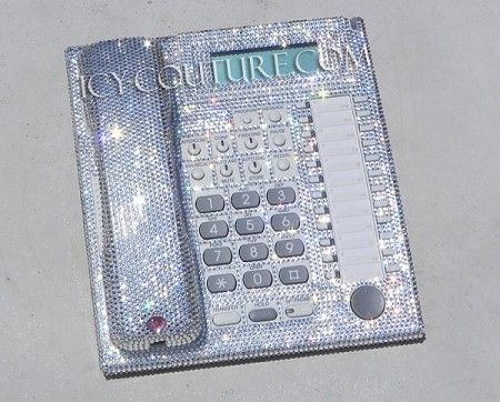 Đa số những chiếc điện thoại nạm kim cương này chỉ có phần bàn phím là được thiết kế theo chất liệu mềm để dễ dàng trong việc bấm số.