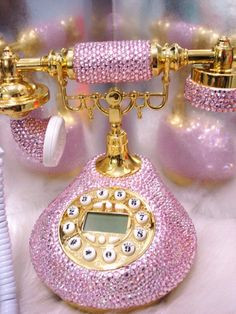 Chiếc điện thoại để bàn dáng cổ được phủ kín bằng kim cương trắng có giá 3.000 USD gây choáng.