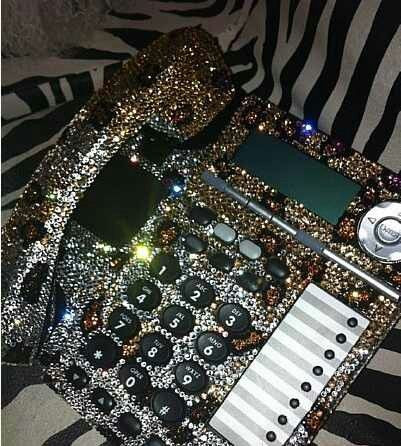 Điện thoại bàn không dây nạm kim cương theo họa tiết da báo độc nhất vô nhị.