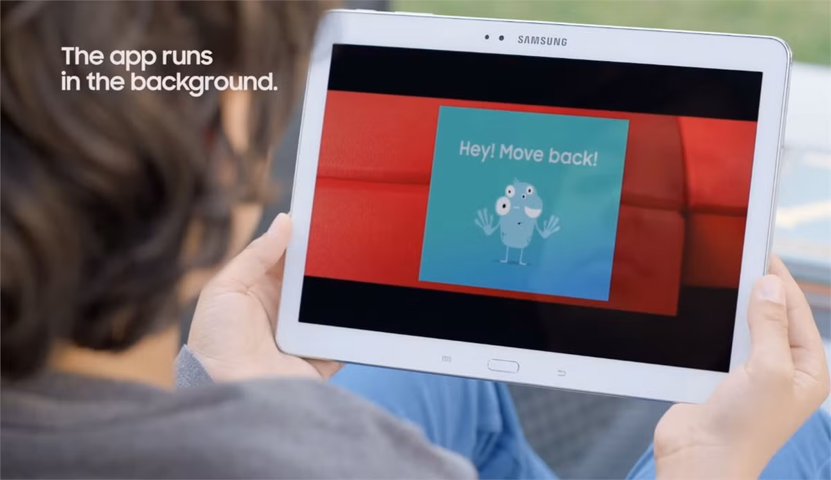 Khi chơi điện thoại, máy tính bảng trẻ con thường có thói quen đặt mắt rất gần màn hình, ánh sáng xanh phát ra từ điện thoại có thể gây tổn hại đến thị lực của trẻ. Nhằm giúp cha mẹ trong việc bảo vệ mắt cho trẻ khi dùng smartphone, Samsung đã cung cấp ứng dụng bảo vệ mắt trên smartphone Android mang tên Safety Screen có thể hỗ trợ bạn ngăn trẻ đặt mắt quá gần màn hình máy cực kì hiệu quả 24/24h.