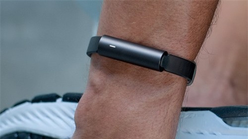 Misfit Ray được thiết kế tương tự một phụ kiện thời trang. Misfit Ray có tới 6 màu sắc cho người dùng lựa chọn.Vòng tay thông minh này có thể đếm bước đi, đo khoảng cách, kiểm soát giấc ngủ, lượng calo tiêu thụ… cũng như làm nhiệm vụ báo thức, cuộc gọi, tin nhắn và các thông báo khác.