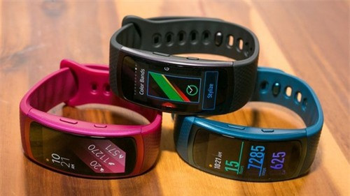 Vòng đeo Samsung Gear Fit 2: So với Gear Fit đời đầu rất hút khách ở thị trường Việt Nam. Gear Fit 2 đã được Samsung nâng cấp thêm rất nhiều tính năng hỗ trợ người dùng như cảm biến đo nhịp tim, GPS, đếm bước chân, lượng calo tiêu thụ… và đồng bộ dữ liệu luyện tập với điện thoại thông qua ứng dụng. Ngoài ra, sản phẩm còn có khả năng chống bụi, chống nước chuẩn IP68.