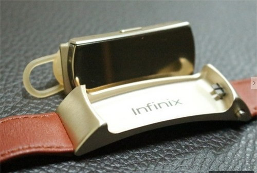 Vòng đeo thông minh Infinix Xband XB01 có thiết kế linh hoạt, nó có thể biến thành tai nghe Bluetooth khá tiện dụng. Khi ở dạng đeo tay, thiết bị tích hợp khá đầy đủ các tính năng theo dõi sức khỏe cho người dùng như đếm bước chân, tính bước chạy, lượng calo tiêu thụ… cũng như nhận thông báo từ điện thoại.