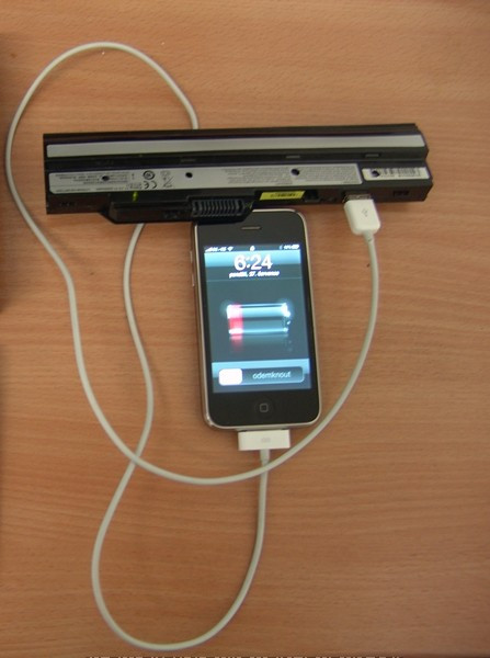 Từ bộ phận pin máy tính cũ không dùng đến, bạn có thể tự chế sạc pin dự phòng cho điện thoại bằng những cách cụ thể sau đây.