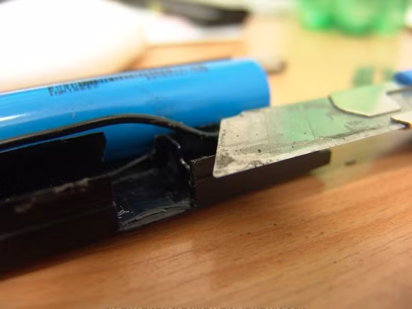 Lợi dụng khoảng trống trong pin, bạn nên khoét một cổng nối USB...