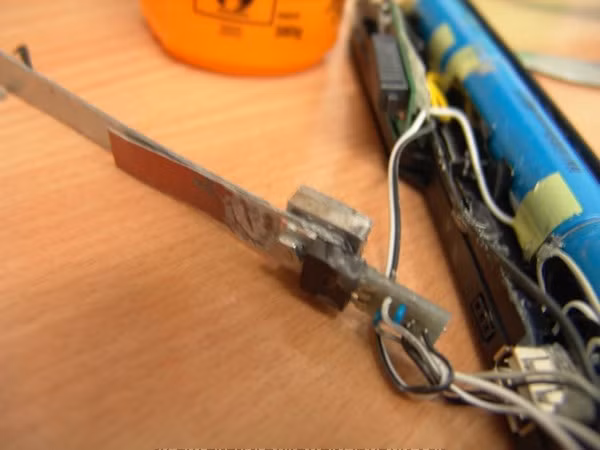 Dán thêm heatsink lên lưng IC 7805 để tản nhiệt.