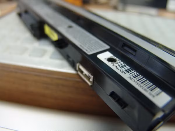 Để tránh pin sạc dự phòng tự chế sẽ nóng lên trong quá trình hoạt động, sau khi gắn vỏ pin lại để hoàn thiện bạn nên khoét một lỗ tản nhiệt trên vỏ pin. Như vậy là bạn đã có một sạc pin dự phòng tự chế cho điện thoại của mình. Nguồn ảnh: Cắt từ video Youtube.