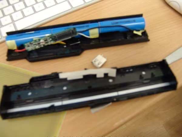 Thứ nhất, bạn tháo rời cục pin máy tính ra và kiểm tra các linh kiện bên trong xem cũ hoặc hỏng hóc như thế nào. Tách lấy phần mạch bảo vệ pin vậy là ta đã có mạch bảo vệ tự ngắt khi pin đã được nạp đầy (4.2V), tự ngắt khi chập đầu ra, tự động ngắt tải khi điện áp pin quá thấp xuống mức áp giới hạn (2.5V) bảo vệ tốt cho pin.