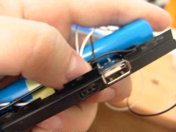 ... sau đó gắn cổng USB đã có sẵn vào.