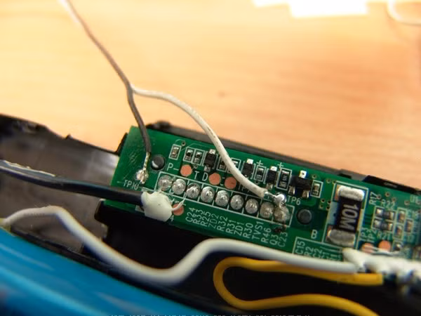 Tiếp đến, đầu nối dây dẫn từ cổng USB vào mạch bảo vệ pin bạn đã tách sẵn ngay từ đầu.