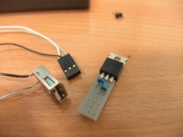 Cổng USB sử dụng nguồn điện 5V, nhỏ hơn điện thế chuẩn của một viên pin laptop (12V). Vì thế một mạch điều chỉnh nhỏ sử dụng IC ổn áp 7805 được sử dụng để hạ áp nguồn điện xuống mức 5V.