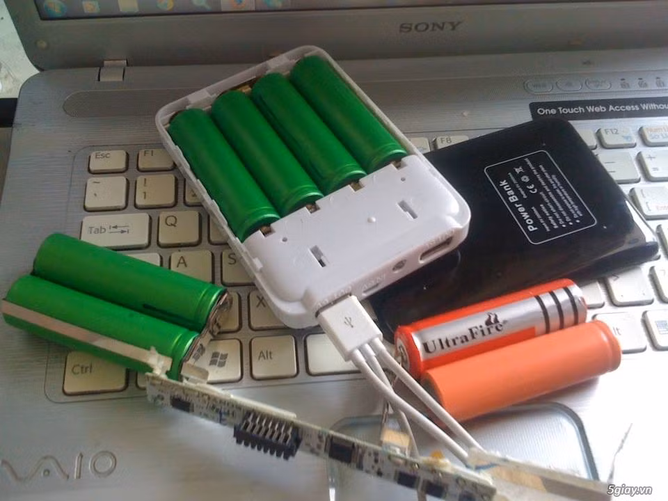 Chọn mua sạc pin dự phòng dựa theo công nghệ sản xuất lõi pin phù hợp với từng điện thoại. Ví dụ đối với loại sạc dự phòng được sản xuất theo công nghệ lõi pin Lithium-ion (Li-ion) được áp dụng nhiều cho các đời máy điện thoại Pin rời như Nokia hay Samsung đời cũ. Ảnh: 5Giay.vn.