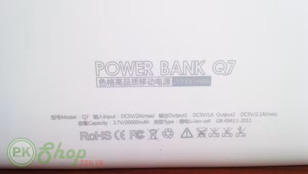 Chính vì thế bạn không nên ham những sản phẩm rẻ tiền nhưng được quảng cáo có dung lượng khủng. Bởi nếu mua phải hàng nhái thì chỉ sử dụng được lần đầu, từ các lần sạc tiếp theo dung lượng lưu trữ lại tiếp tục bị chai mòn và suy giảm. Sau 1 tháng sử dụng, đa số các dòng sản phẩm này không thể sạc nổi 1 lần cho điện thoại. Ảnh: Pkshop.