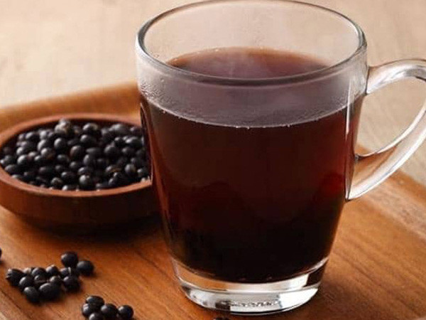 Khi mới ăn, không nên dùng nhiều ngay lần đầu. Đậu đen chứa thành phần oligosaccharides thuộc nhóm đường phức tạp mà cơ thể không thể tiêu hóa được vì thiếu enzym alpha-galactosidase cần thiết. Do đó, khi ăn đậu đen, một số người có thể đầy hơi và khó chịu ở ruột. Để ngăn ngừa, bạn nên ăn lượng nhỏ rồi tăng dần ở những lần sau. Hoặc bạn có thể ngâm đậu trong nước để loại bỏ bớt thành phần trên.