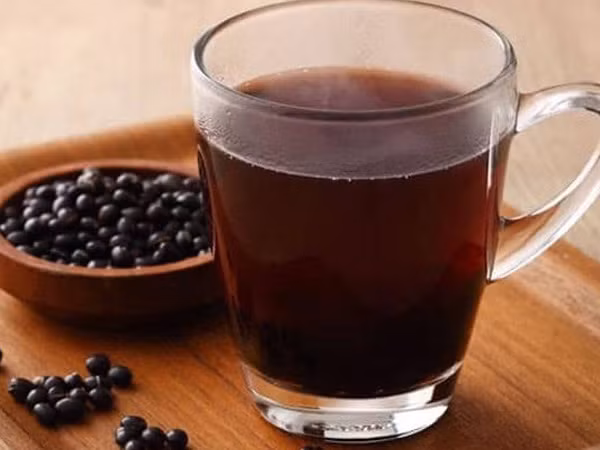 Khi mới ăn, không nên dùng nhiều ngay lần đầu. Đậu đen chứa thành phần oligosaccharides thuộc nhóm đường phức tạp mà cơ thể không thể tiêu hóa được vì thiếu enzym alpha-galactosidase cần thiết. Do đó, khi ăn đậu đen, một số người có thể đầy hơi và khó chịu ở ruột. Để ngăn ngừa, bạn nên ăn lượng nhỏ rồi tăng dần ở những lần sau. Hoặc bạn có thể ngâm đậu trong nước để loại bỏ bớt thành phần trên.