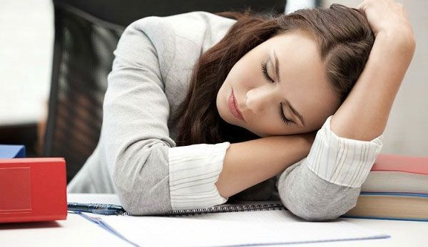 Giảm căng thẳng, mệt mỏi. Khi mệt mỏi, bạn có thể giải tỏa bằng cách kích thích, xoa bóp một số huyệt đạo trên cơ thể. Chẳng hạn, nếu cảm thấy mỏi mắt, bạn nên massage nhẹ nhàng, thực hiện một số bài tập về mắt. Bằng cách này, tình trạng mệt mỏi sẽ nhanh chóng được cải thiện.