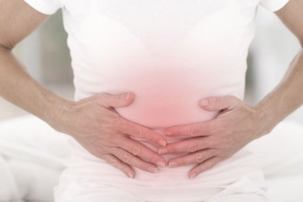 Tuy nhiên, hiện nay mọi người ít chú ý đến bộ phận này, khi tắm thường dùng lực làm sạch. Thực tế, lớp mỡ quanh rốn tương đối mỏng nên khi làm sạch bụi bẩn hoặc xoa bóp có khả năng làm tổn thương da, tạo điều kiện cho vi khuẩn xâm nhập và gây nhiễm khuẩn rất nguy hiểm.