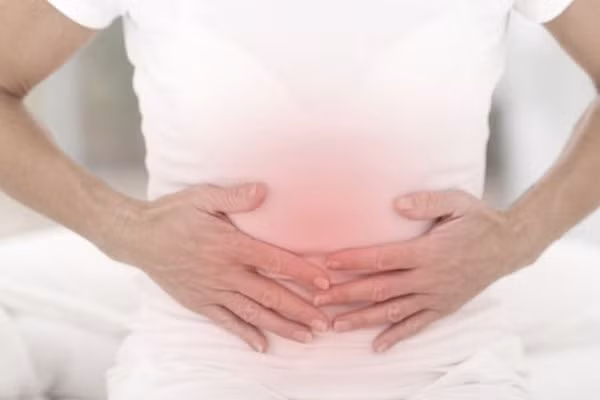 Tuy nhiên, hiện nay mọi người ít chú ý đến bộ phận này, khi tắm thường dùng lực làm sạch. Thực tế, lớp mỡ quanh rốn tương đối mỏng nên khi làm sạch bụi bẩn hoặc xoa bóp có khả năng làm tổn thương da, tạo điều kiện cho vi khuẩn xâm nhập và gây nhiễm khuẩn rất nguy hiểm.