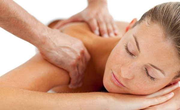 Thực tế, liệu pháp massage (xoa bóp) mang tới nhiều lợi ích sức khỏe ấn tượng. Cụ thể, xoa bóp có thể thúc đẩy tuần hoàn máu, giảm đau, đả thông kinh mạch. Khi khí và huyết trong cơ thể không thông, các bộ phận trên cơ thể sẽ xuất hiện các cơn đau, sưng tấy. Lúc này, xoa bóp có thể giúp khí huyết lưu thông, giải tỏa đau đớn.