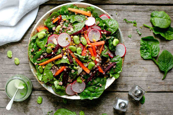 May mắn thay, rau xanh chứa nhiều vitamin C – một chất chống oxy hóa ngăn ngừa sự hình thành nitrosamine, duy trì lợi ích của nitrat.