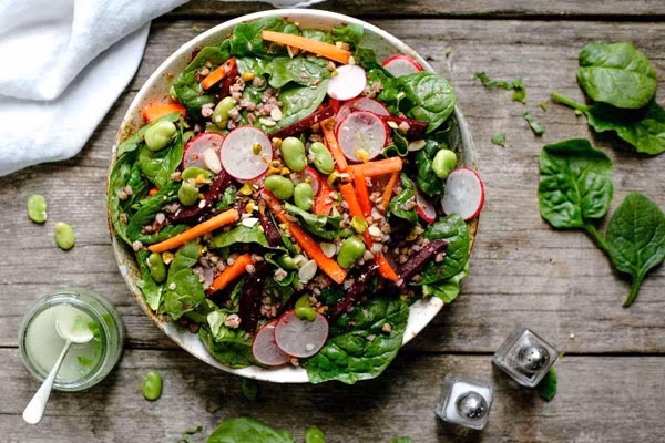 May mắn thay, rau xanh chứa nhiều vitamin C – một chất chống oxy hóa ngăn ngừa sự hình thành nitrosamine, duy trì lợi ích của nitrat.