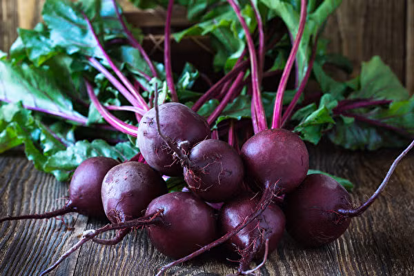 Trong số các thực phẩm nguồn gốc thực vật, củ cải đường dù không phải rau xanh song là loại có hàm lượng nitrat cao nhất. Tiếp đó là rau arugula, rau bina và cải xoăn. Lá củ cải đường, bắp cải, tỏi tây và bông cải xanh cũng rất giàu nitrat.