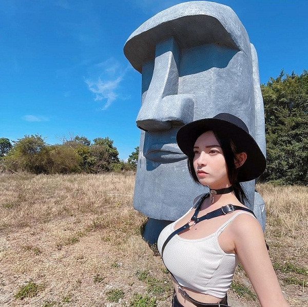 Vì vậy, cách mặc của Angela Kuo khiến nhiều người mỉa mai trồng rau chỉ là phụ, cố tình khoe vòng 1 căng tràn mới là mục đích chính.