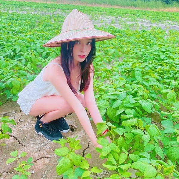 Bộ ảnh mặc bikini rửa xe chưa “hạ nhiệt”, mỹ nhân sinh năm 1996 lại cho ra mắt loạt ảnh mặc trễ nải trồng rau.