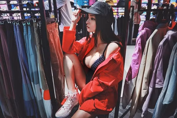 Hiện tính riêng trang Instagram cá nhân, Angela Kuo có hơn 700.000 người theo dõi. Mỗi bức hình, video cô đăng đều thu hút lượng lớn người “thả tim”, bình luận tương tác.