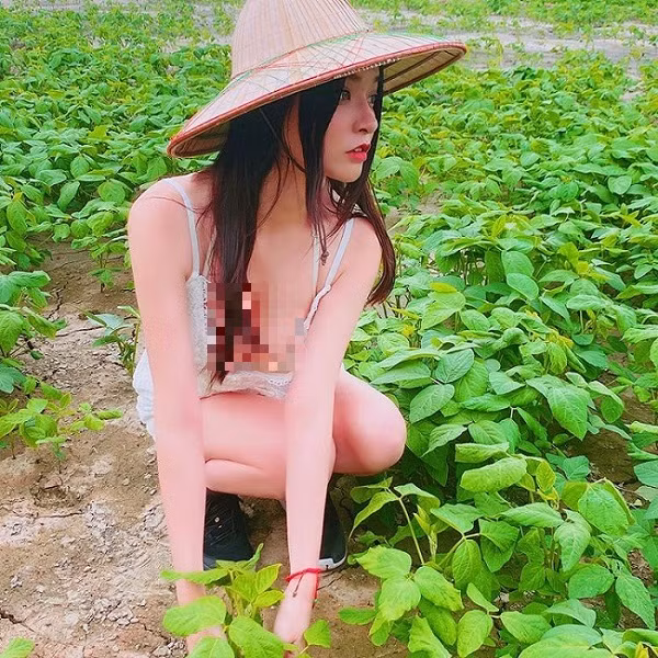 Bình thường, công việc đồng áng đòi hỏi vận động liên tục, dễ bám bẩn nên hầu hết mọi người thường chọn trang phục dày dặn, kín đáo. Nhiều khi còn phải đeo kèm găng tay, ủng cao để bảo hộ.