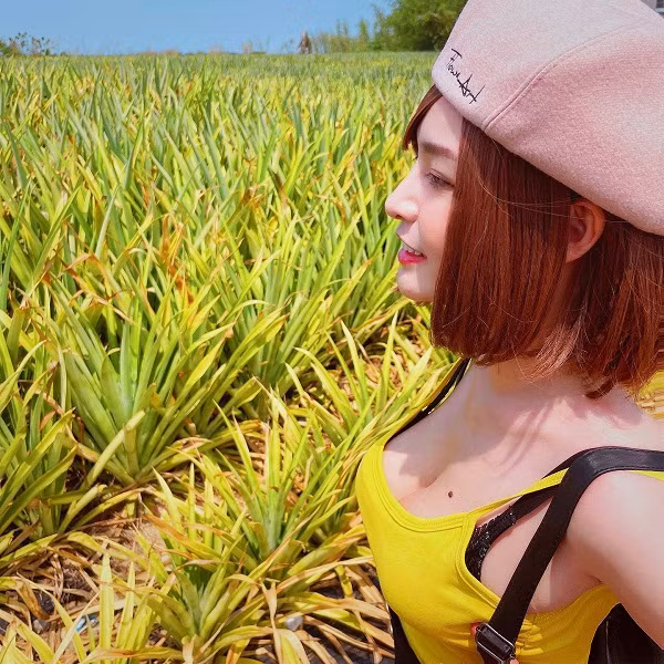 Angela chụp nhiều bộ ảnh thời trang “đốt mắt” đăng trên trang cá nhân. Ở đó, cô thường lên đồ với nội y, váy áo cắt xẻ mạnh tay.