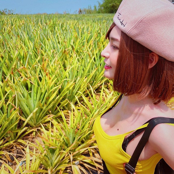 Angela chụp nhiều bộ ảnh thời trang “đốt mắt” đăng trên trang cá nhân. Ở đó, cô thường lên đồ với nội y, váy áo cắt xẻ mạnh tay.