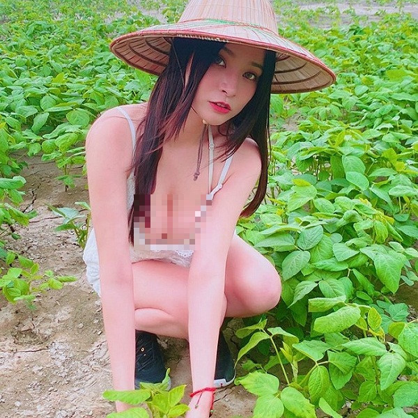 Giống như bộ ảnh trước, Angela Kuo lựa chọn trang phục không hề ăn nhập với bối cảnh xung quanh. Cụ thể, cô nàng đi giày thể thao, chọn bộ đồ trắng muốt, ngắn cũn làm từ chất liệu ren.