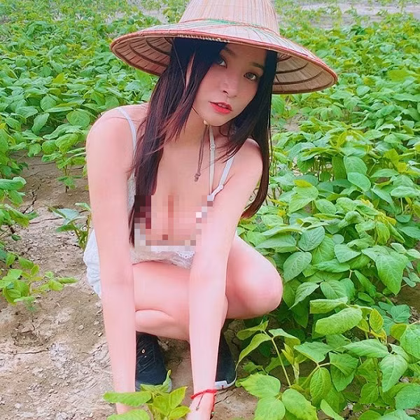 Giống như bộ ảnh trước, Angela Kuo lựa chọn trang phục không hề ăn nhập với bối cảnh xung quanh. Cụ thể, cô nàng đi giày thể thao, chọn bộ đồ trắng muốt, ngắn cũn làm từ chất liệu ren.