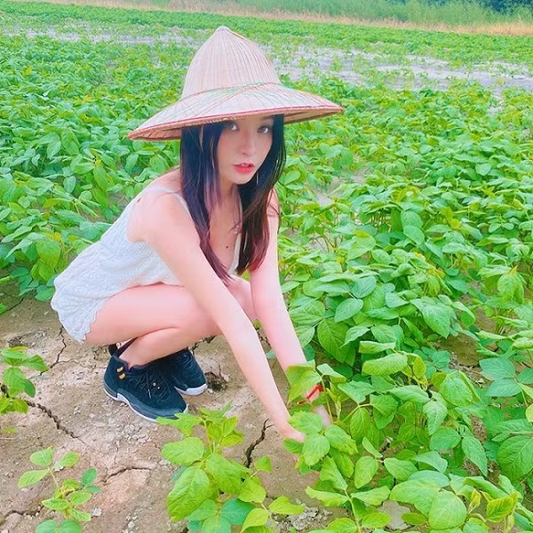 Bộ ảnh mặc bikini rửa xe chưa “hạ nhiệt”, mỹ nhân sinh năm 1996 lại cho ra mắt loạt ảnh mặc trễ nải trồng rau.