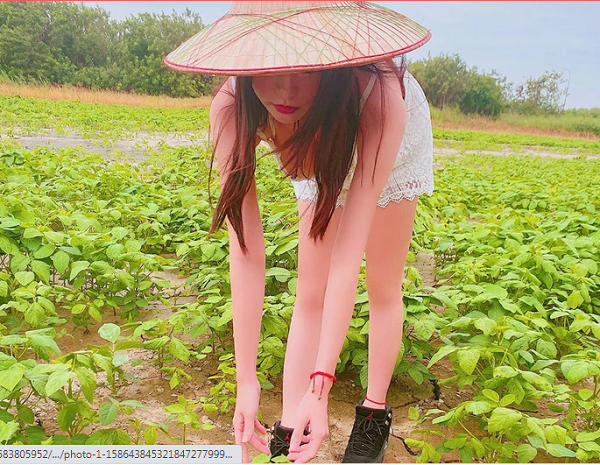 Mặc trang phục không phù hợp sẽ khó thao tác, ảnh hưởng đến quá trình làm việc. Chưa kể, nếu không cẩn thận còn có thể gây thương tích, đau đớn do giẫm phải mảnh chai hay gai nhọn.