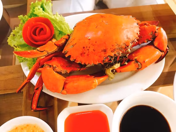 Thịt cua ngon, nhiều dinh dưỡng song những người tỳ vị hư nhược tránh ăn quá nhiều. Nguyên nhân bởi thịt cua có tính hàn, cùng lúc ăn lượng lớn dễ gây lạnh bụng, đi ngoài.