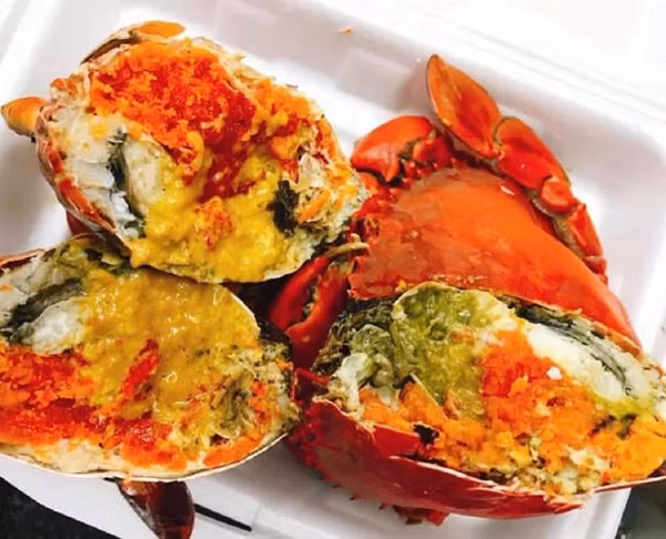 Gạch cua chứa nhiều cholesterol, do vậy người mắc chứng rối loạn mỡ máu, tăng cholesterol máu nên hạn chế.