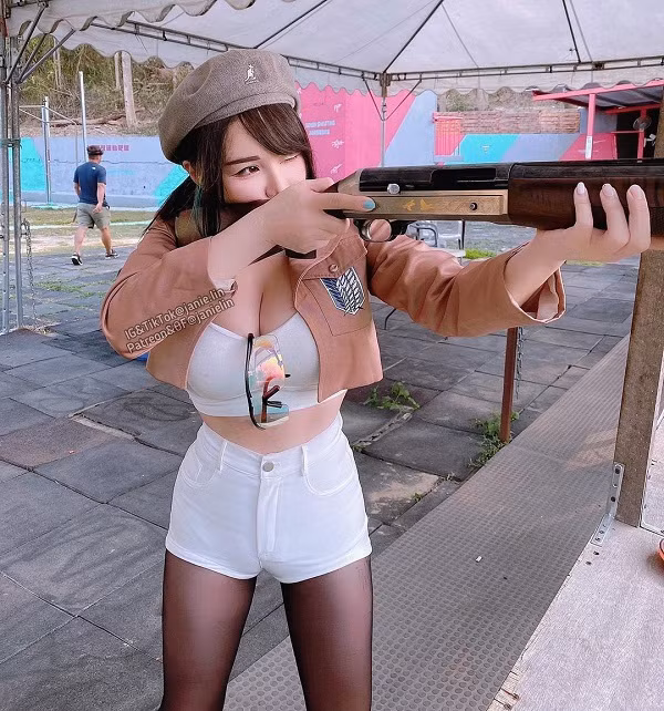 Mọi người quá quen với những hình ảnh nóng bỏng. Ăn mặc sexy như trên là cô đã tiết chế sao cho phù hợp với môn thể thao mình muốn thử sức.