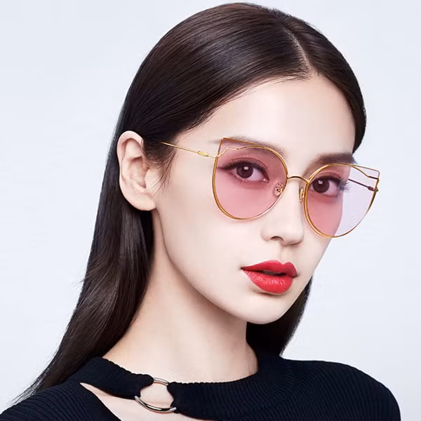 Sau nhiều năm bị lãng quên, kính màu bất ngờ trở thành phụ kiện “làm mưa làm gió” khi các thành viên của nhóm nhạc nam NSYNC thường xuyên sử dụng. Theo stylist, kính màu tiếp tục trở thành xu hướng thời trang thời gian tới nhờ được thế hệ Y2K, các blogger thời trang lăng xê nhiệt tình.